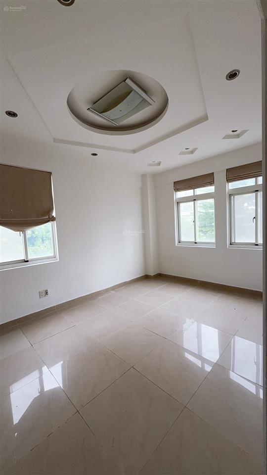 Bán chcc cảnh viên 2, q7, lầu 3 view biệt thự sân vườn