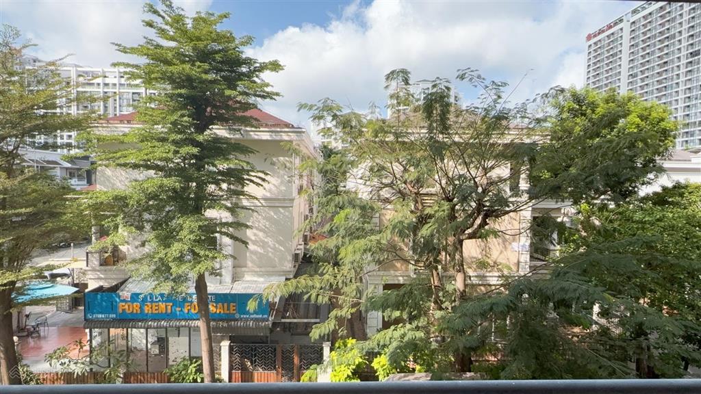 Bán chcc cảnh viên 2, q7, lầu 3 view biệt thự sân vườn