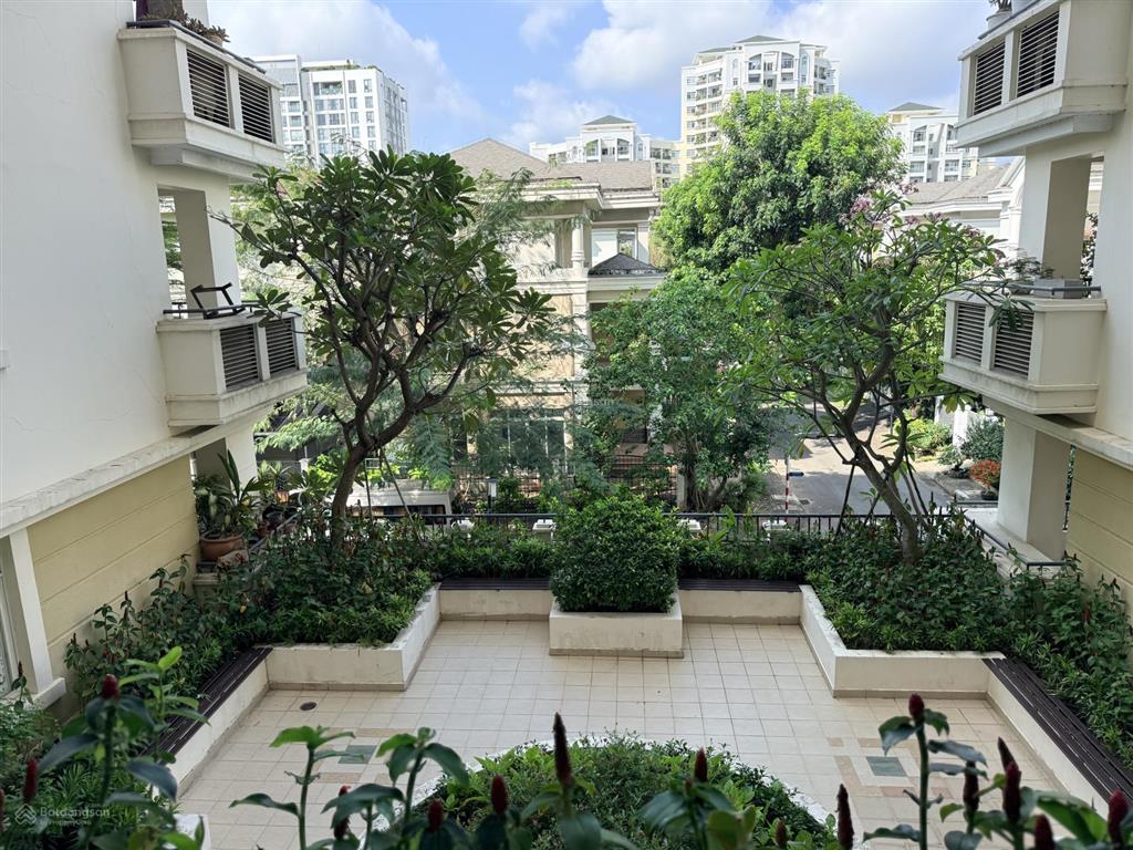Bán chcc cảnh viên 2, q7, lầu 3 view biệt thự sân vườn