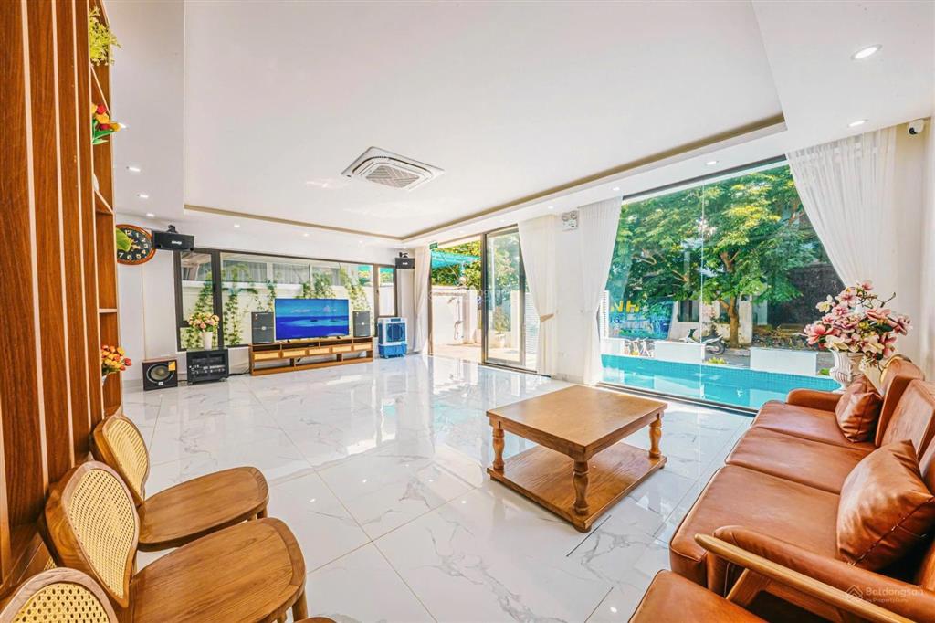 Biệt thự vip hồ điều hòa flc  giả chỉ hơn 11 tỷ xíu.