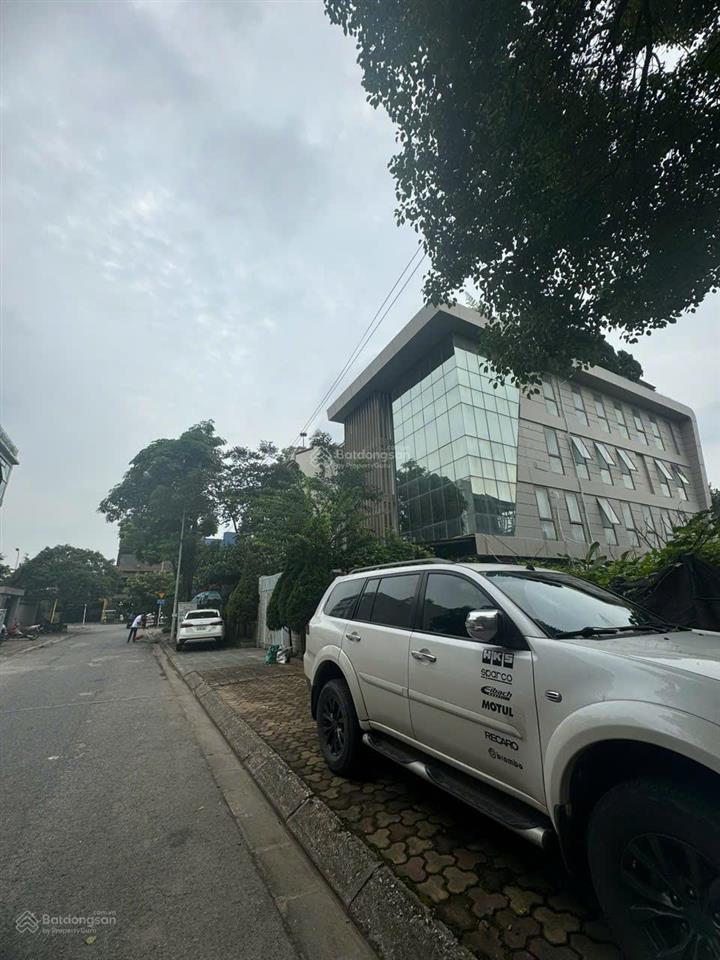 Bt việt hưng 302m², sân vườn 200m², 7 tầng thang máy, phù hợp làm vp giá 9x tỷ