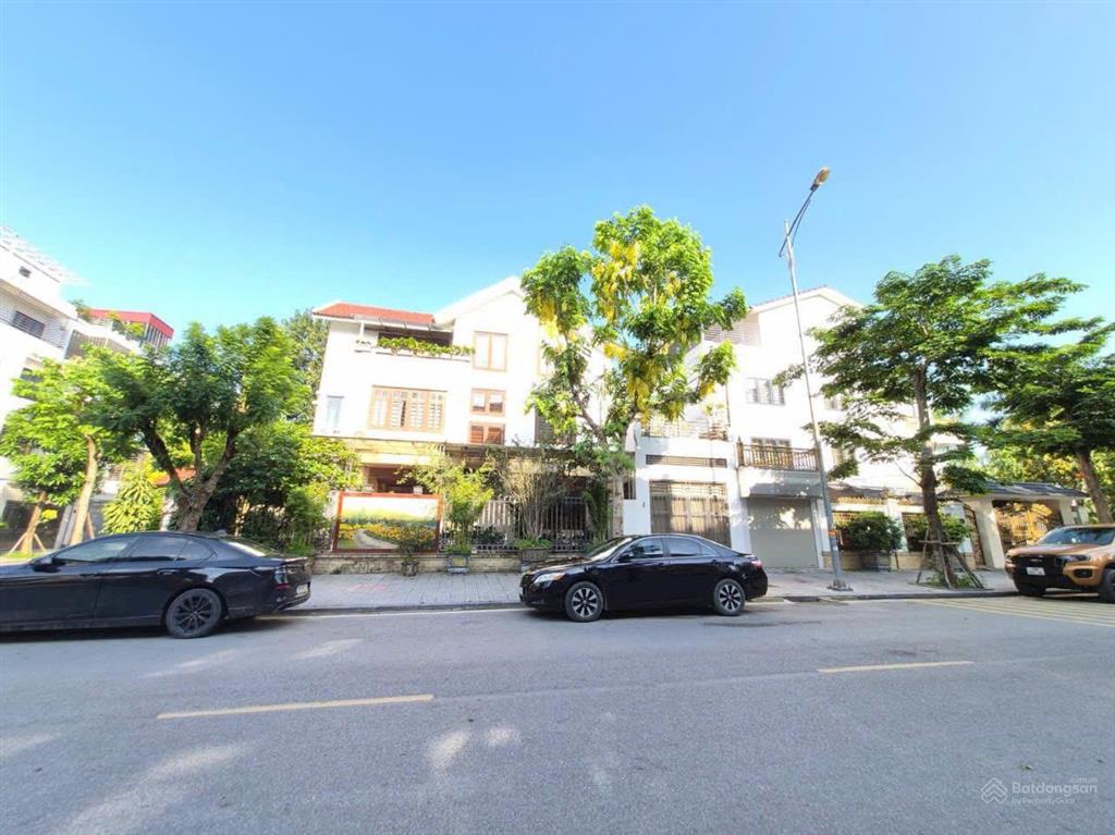 Bán nhà biệt thư kđt văn phú, hà đông, dt 200m2, nhà đẹp.  0398 908 ***