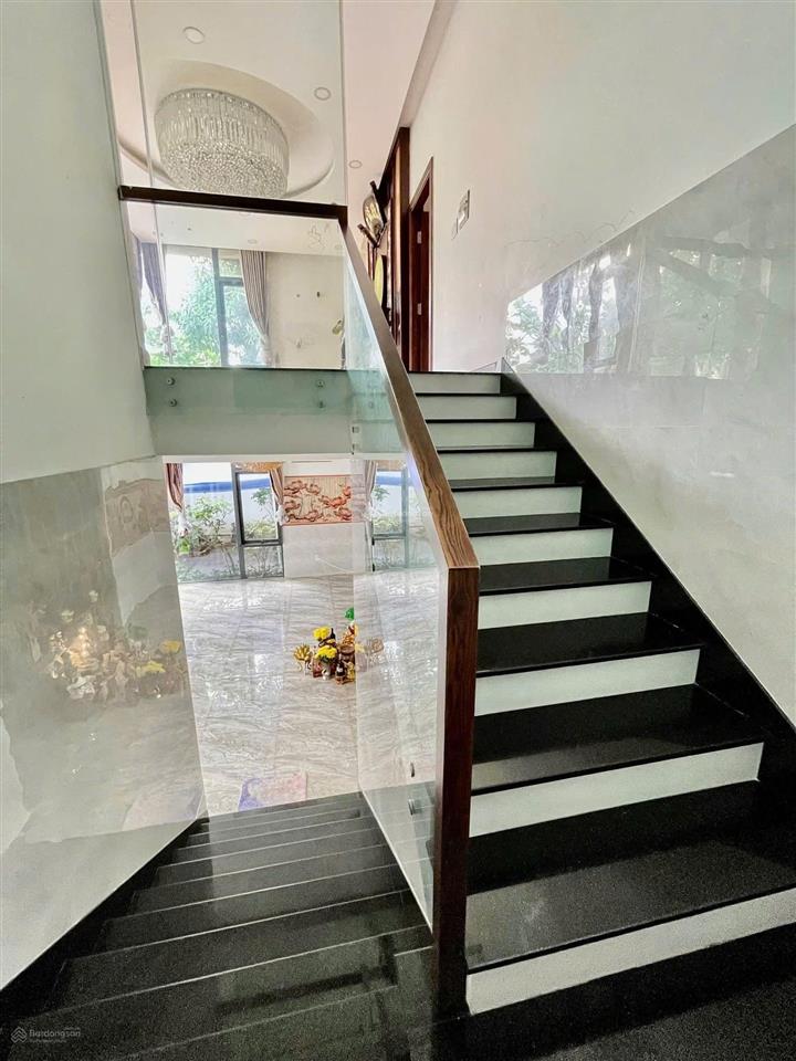 Cho thuê nhà căn góc nội bộ đường trần não sân vườn 2 tầng 4 phòng đủ nội thất để ở khu yên tĩnh