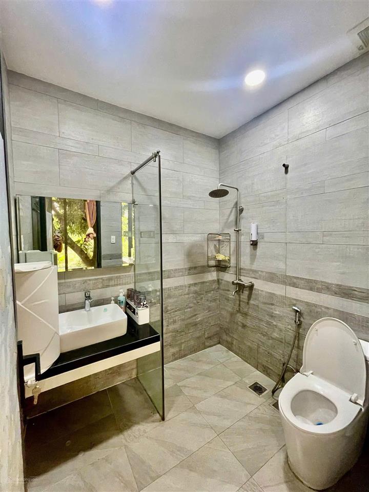 Cho thuê nhà căn góc nội bộ đường trần não sân vườn 2 tầng 4 phòng đủ nội thất để ở khu yên tĩnh