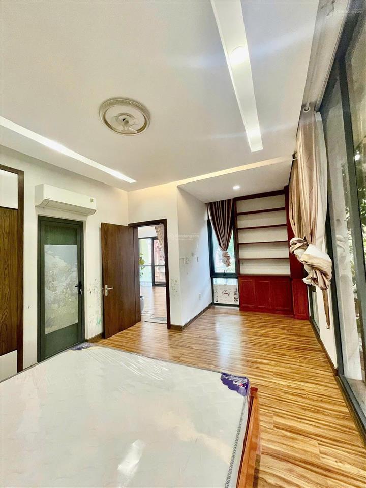 Cho thuê nhà căn góc nội bộ đường trần não sân vườn 2 tầng 4 phòng đủ nội thất để ở khu yên tĩnh