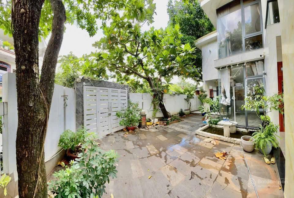 Cho thuê nhà căn góc nội bộ đường trần não sân vườn 2 tầng 4 phòng đủ nội thất để ở khu yên tĩnh