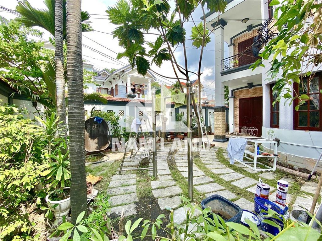 Chị an cho thuê nhà căn góc 2 mặt tiền khu đường nội bộ có sân vườn gara 2 tầng 4 phòng lớn