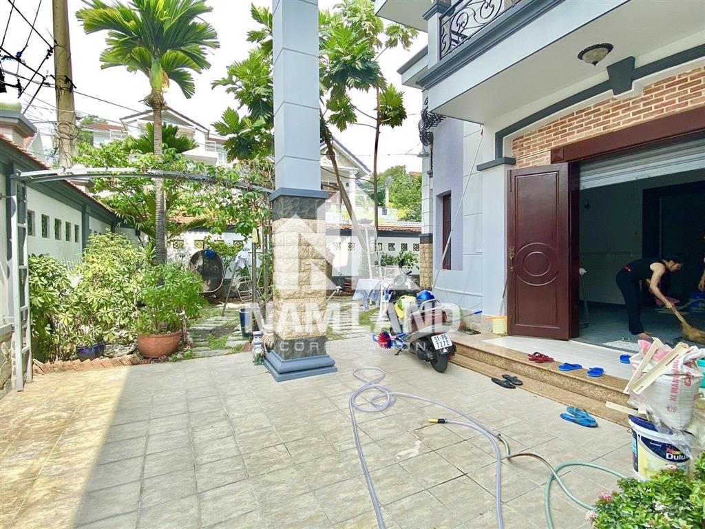 Chị an cho thuê nhà căn góc 2 mặt tiền khu đường nội bộ có sân vườn gara 2 tầng 4 phòng lớn