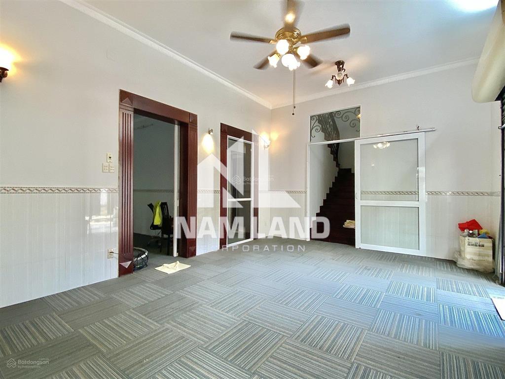 Chị an cho thuê nhà căn góc 2 mặt tiền khu đường nội bộ có sân vườn gara 2 tầng 4 phòng lớn