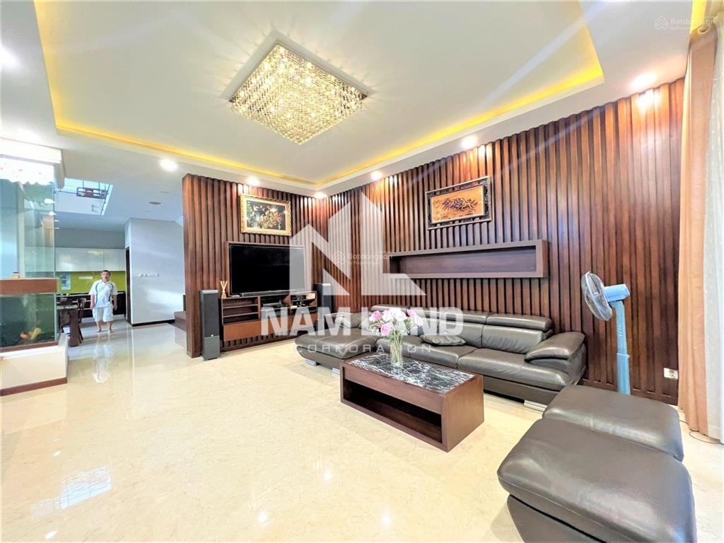 Cho thuê dài hạn biệt thự phường thạnh mỹ lợi hầm 4 lầu 5 phòng có nội thất có hồ cá koi cực đẹp