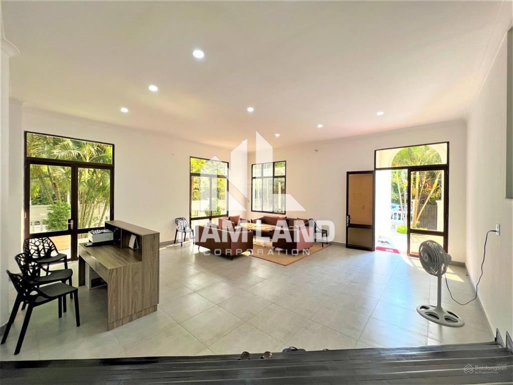 Cho thuê biệt thự 700m2 góc 2 mặt tiền phường thảo điền sân vườn xanh mướt 3 tầng 5 phòng lớn