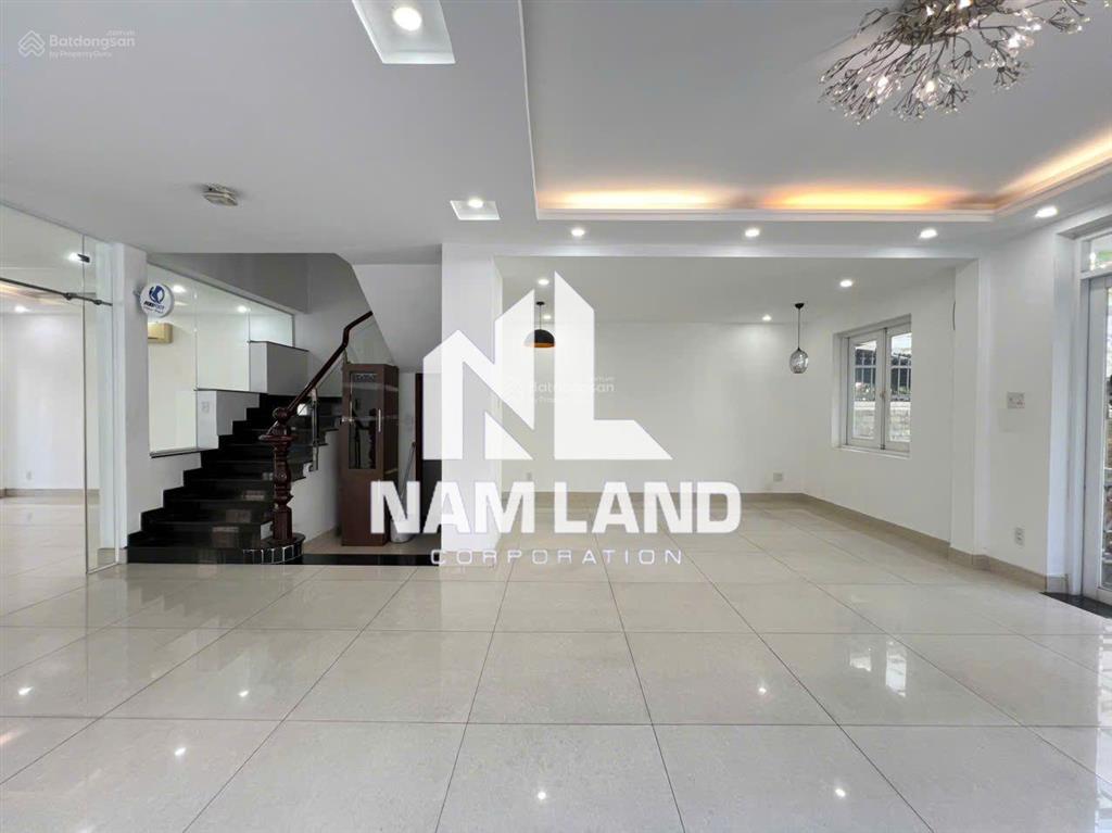 Cô an cần cho thuê nhà ngang 10m có hầm 3 lầu 4 phòng lớn cạnh siêu thị mega market làm công ty