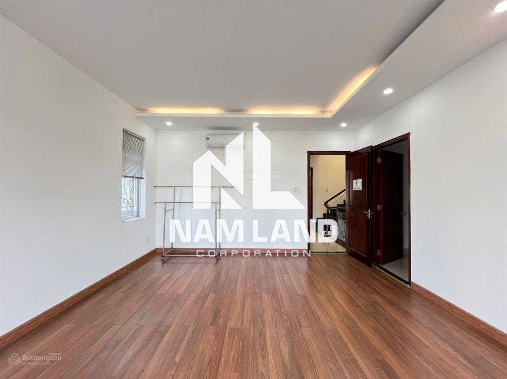 Cô an cần cho thuê nhà ngang 10m có hầm 3 lầu 4 phòng lớn cạnh siêu thị mega market làm công ty