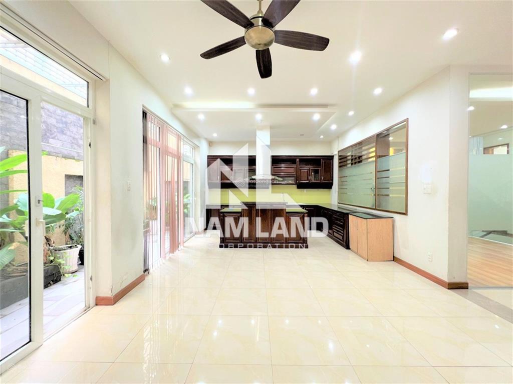 Cô mai cho thuê nhà ngang 8m hầm nổi 3 lầu 4 phòng lớn ngay gần đường song hành đi vào làm showroom