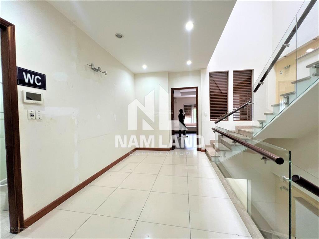 Cô mai cho thuê nhà ngang 8m hầm nổi 3 lầu 4 phòng lớn ngay gần đường song hành đi vào làm showroom
