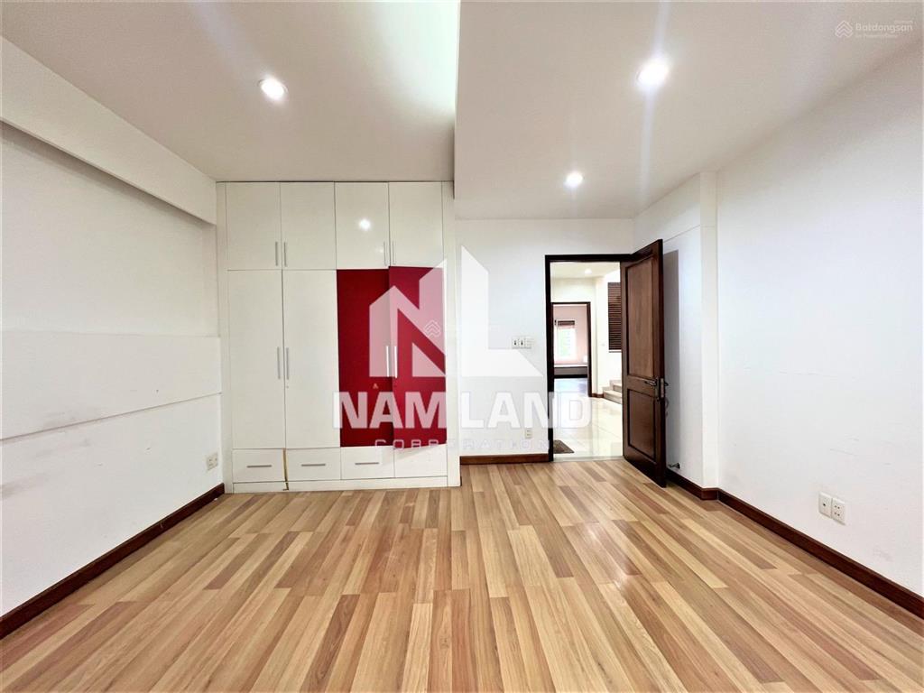 Cô mai cho thuê nhà ngang 8m hầm nổi 3 lầu 4 phòng lớn ngay gần đường song hành đi vào làm showroom