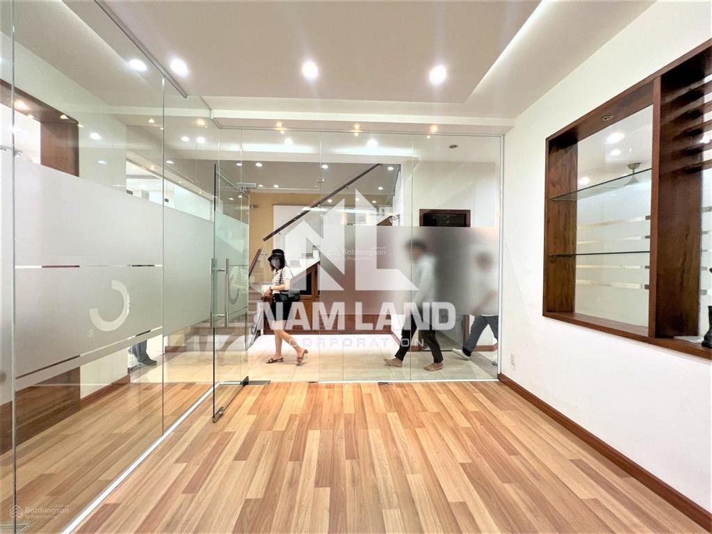 Cô mai cho thuê nhà ngang 8m hầm nổi 3 lầu 4 phòng lớn ngay gần đường song hành đi vào làm showroom