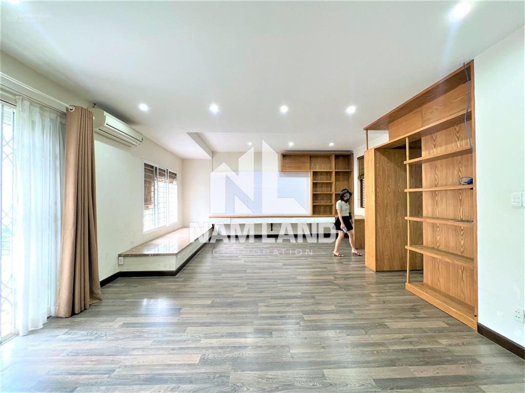 Cô mai cho thuê nhà ngang 8m hầm nổi 3 lầu 4 phòng lớn ngay gần đường song hành đi vào làm showroom