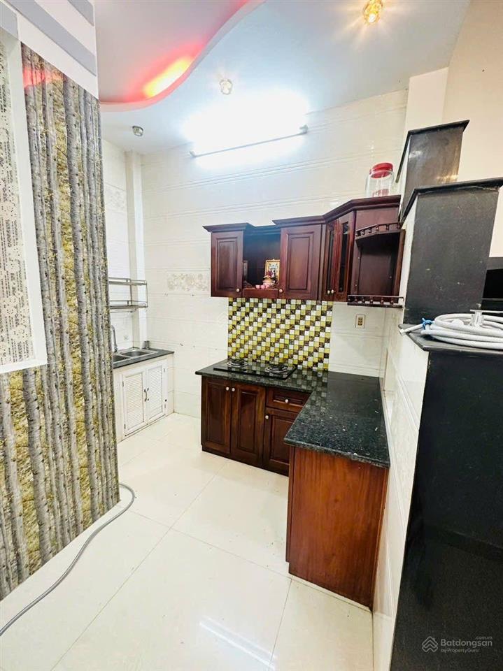 (6,5 tỷ) nhà 1 sẹc, 4 tầng (5 pn), hẻm 4m, giáp quận 1, đường nguyễn thị minh khai.