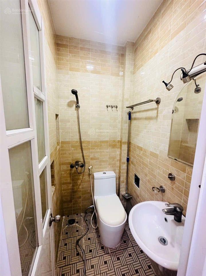 (6,5 tỷ) nhà 1 sẹc, 4 tầng (5 pn), hẻm 4m, giáp quận 1, đường nguyễn thị minh khai.