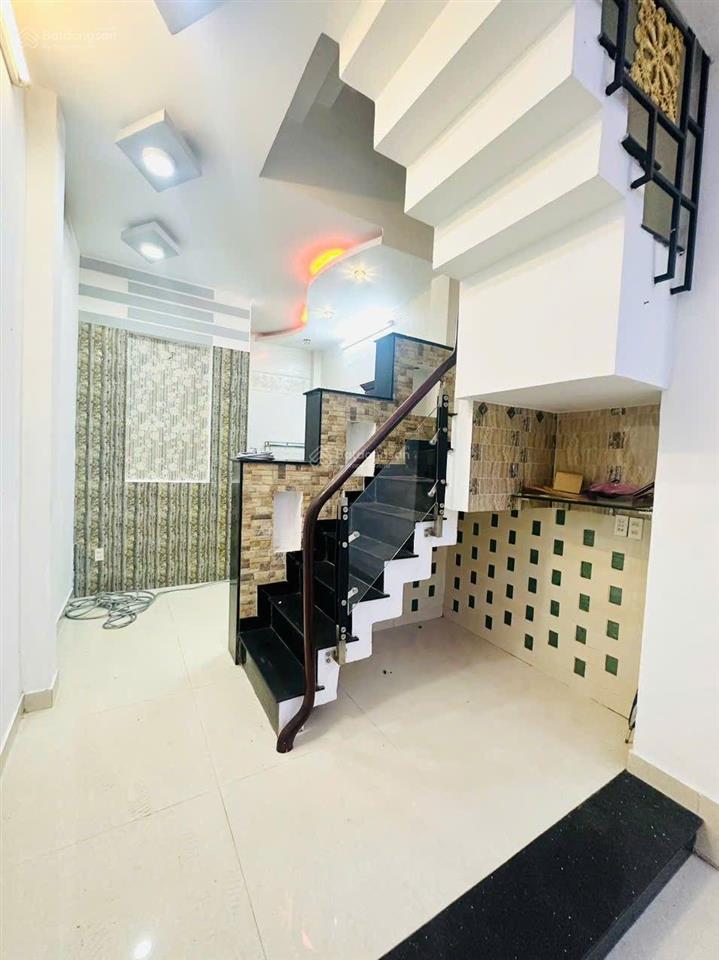 (6,5 tỷ) nhà 1 sẹc, 4 tầng (5 pn), hẻm 4m, giáp quận 1, đường nguyễn thị minh khai.