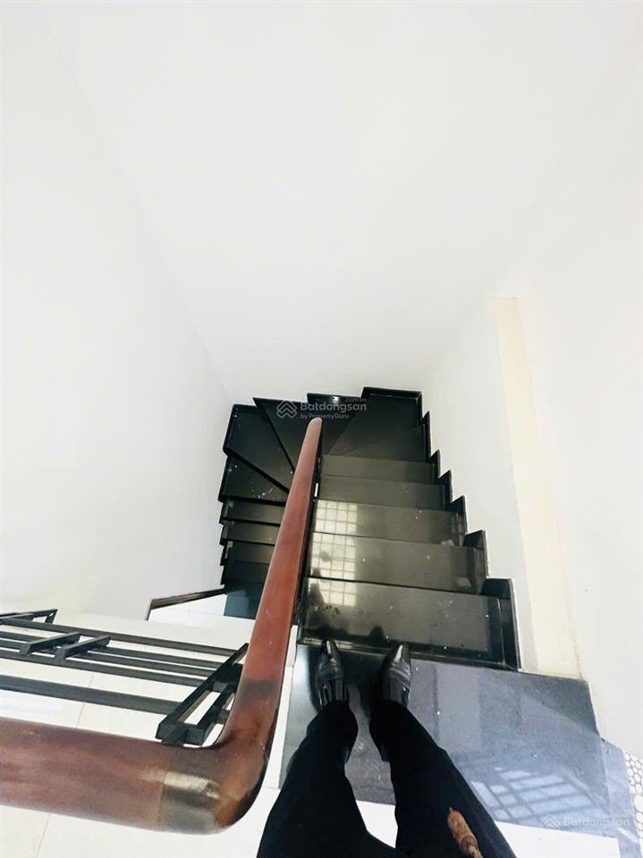 (6,5 tỷ) nhà 1 sẹc, 4 tầng (5 pn), hẻm 4m, giáp quận 1, đường nguyễn thị minh khai.