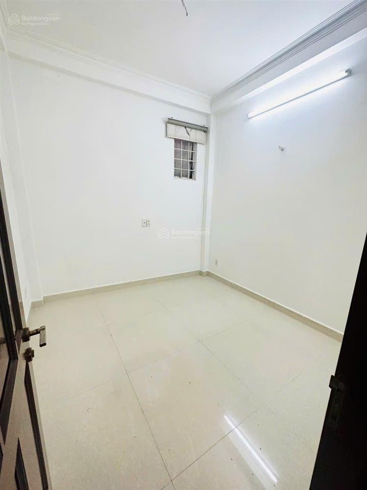 (6,5 tỷ) nhà 1 sẹc, 4 tầng (5 pn), hẻm 4m, giáp quận 1, đường nguyễn thị minh khai.