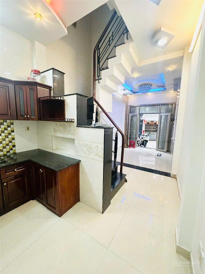 (6,5 tỷ) nhà 1 sẹc, 4 tầng (5 pn), hẻm 4m, giáp quận 1, đường nguyễn thị minh khai.