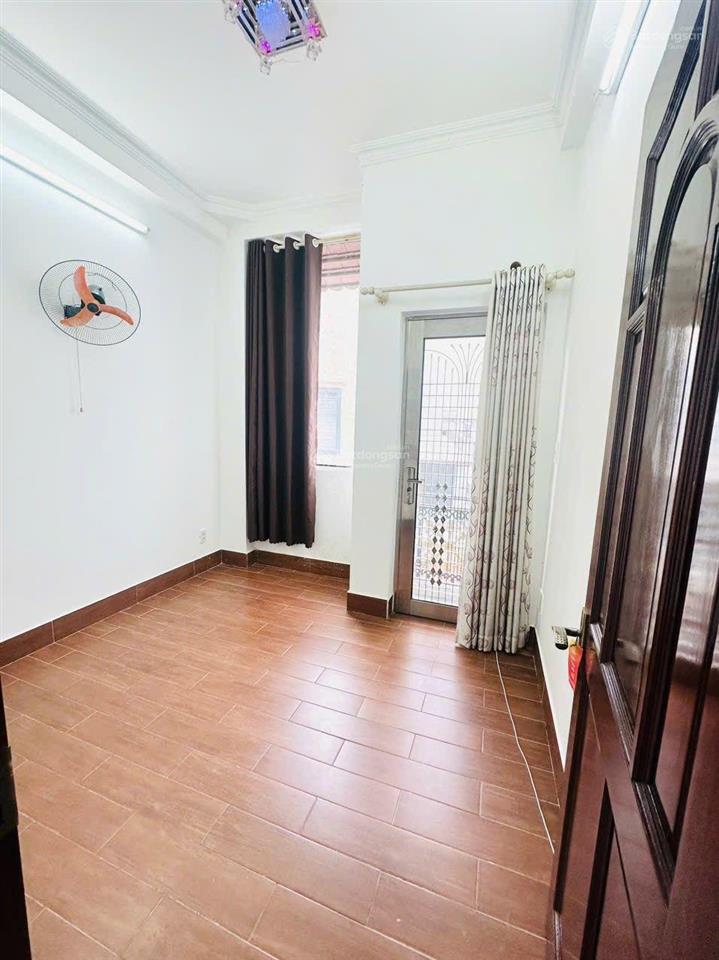 (6,5 tỷ) nhà 1 sẹc, 4 tầng (5 pn), hẻm 4m, giáp quận 1, đường nguyễn thị minh khai.