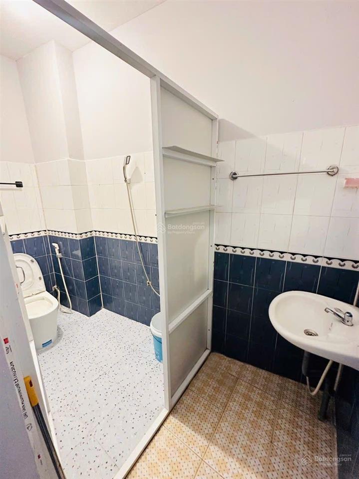 (4.8 tỷ tl) nhà 1 sẹc, sau lưng mặt tiền, 2 lầu, st (4 pn, 3 wc) vào ở liền..!