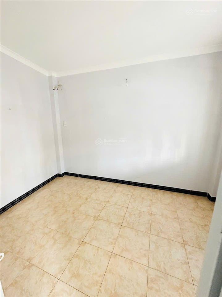 (4.8 tỷ tl) nhà 1 sẹc, sau lưng mặt tiền, 2 lầu, st (4 pn, 3 wc) vào ở liền..!