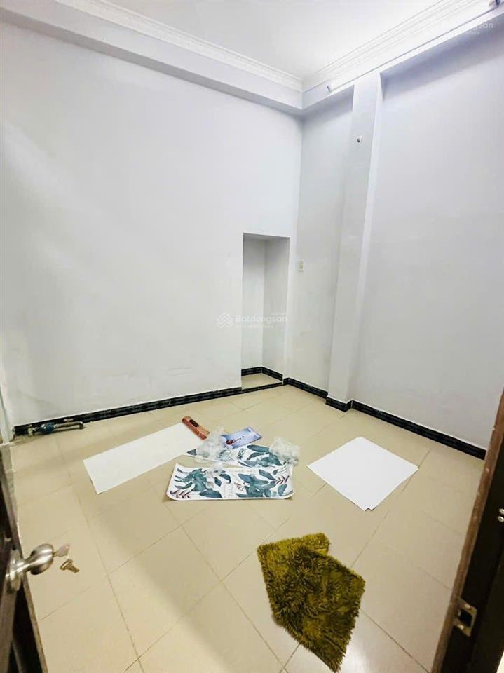 (4.8 tỷ tl) nhà 1 sẹc, sau lưng mặt tiền, 2 lầu, st (4 pn, 3 wc) vào ở liền..!