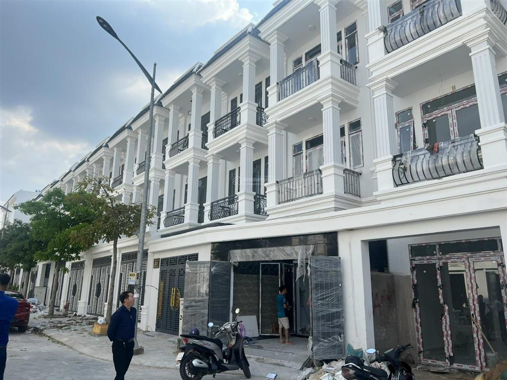 Cắt lỗ 400tr, căn nhà tại kdc hoàng nam 5, 1 trệt 2 lầu có sân vườn
