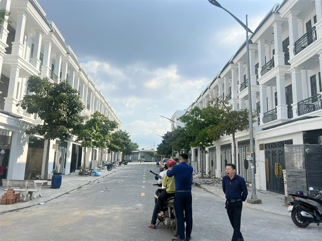 Cắt lỗ 400tr, căn nhà tại kdc hoàng nam 5, 1 trệt 2 lầu có sân vườn