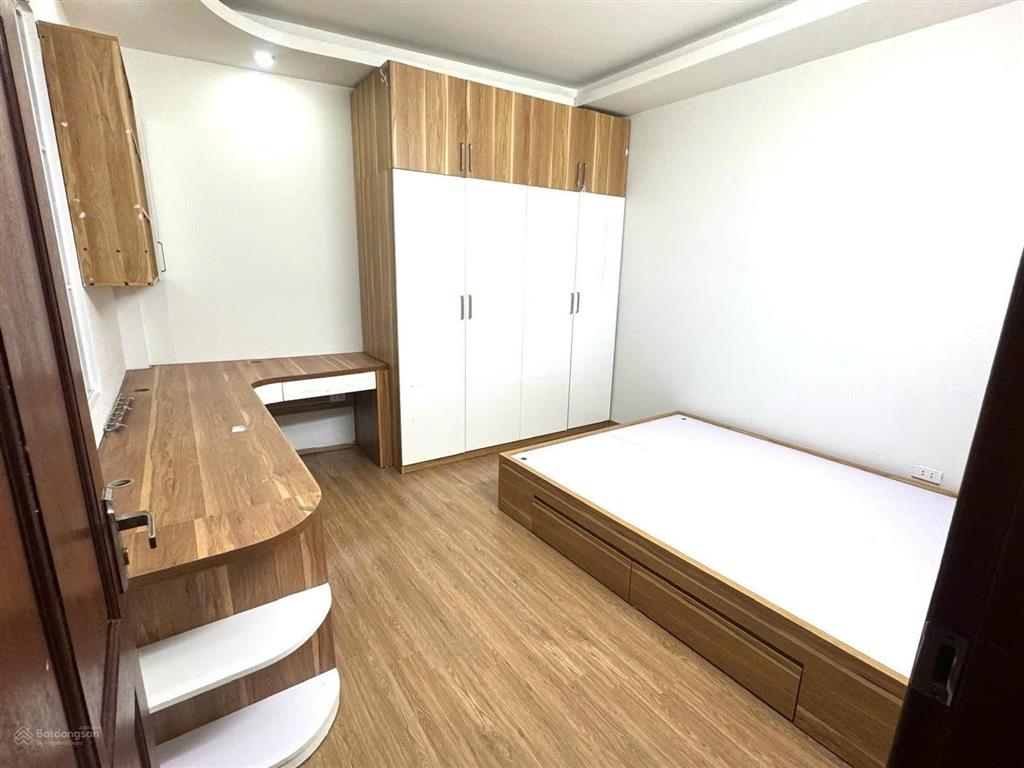 Bán nhà 40m2, 5 tầng, 6pn+ nội thất, ôtô đỗ cửa, 2 mặt thoáng, cách đường chính 20m
