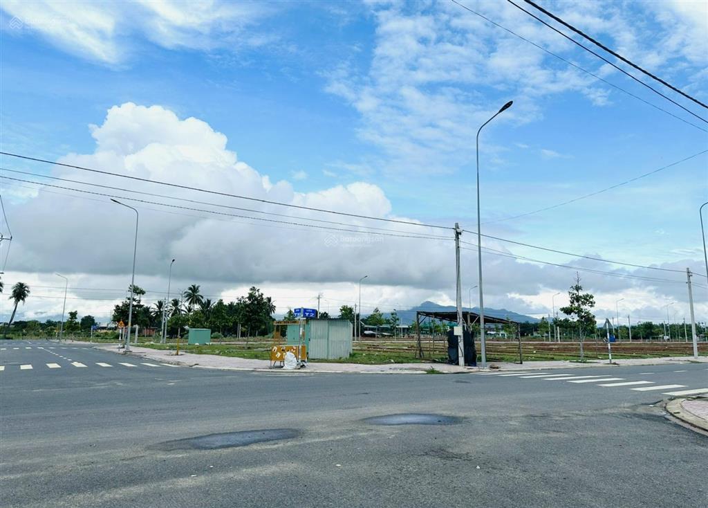 Bán đất dt 240m2, lô góc 3 mặt tiền trục chính đường t2 khu 15ha phan rí cửa, lâm đồng