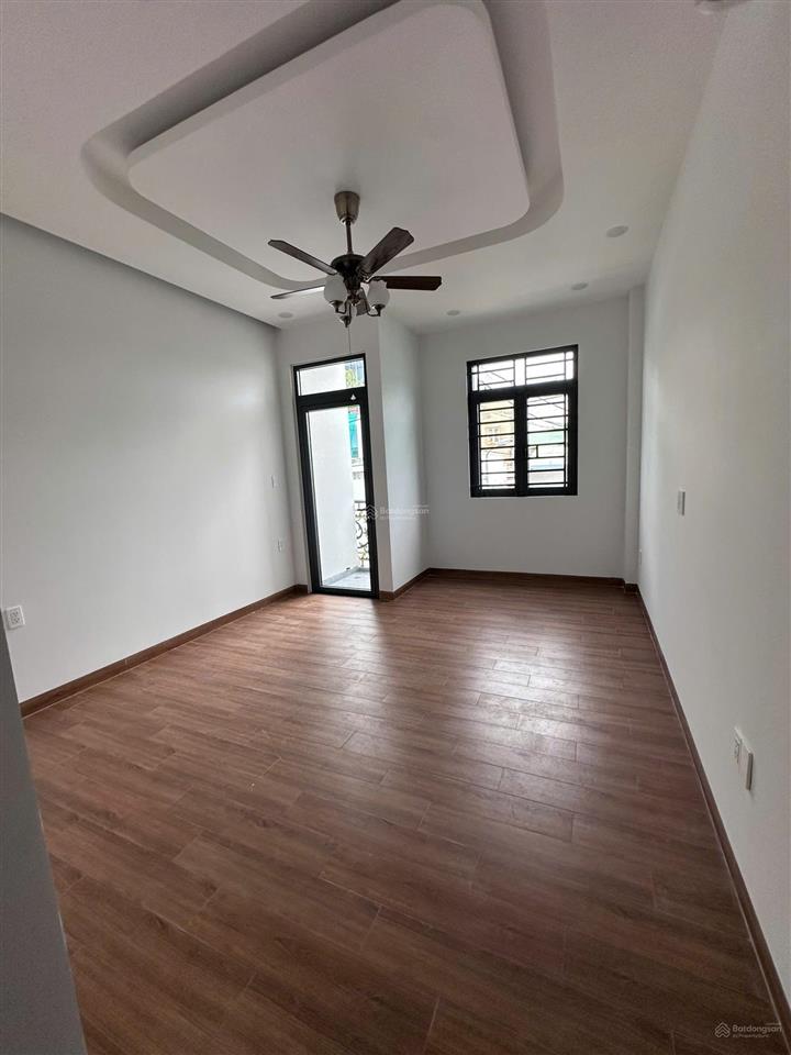 Bán nhà 1 trệt 2 lầu sân thượng mới 100%, 80m2, 4pn, tặng nội thất hẻm rộng 6m, sẵn sổ tại quận 12