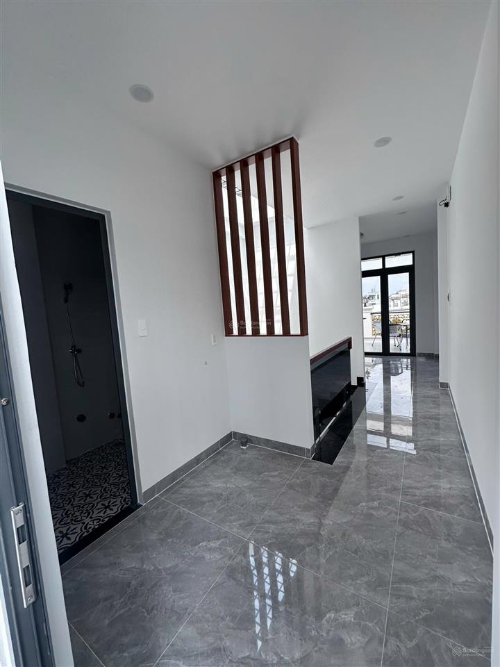 Bán nhà 1 trệt 2 lầu sân thượng mới 100%, 80m2, 4pn, tặng nội thất hẻm rộng 6m, sẵn sổ tại quận 12