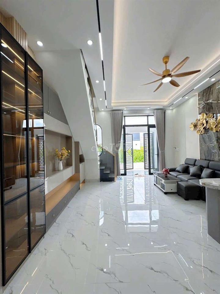 2 TỶ 2XX NHÀ MƠI XÂY XÁCH VALI VÔ Ơ TRUNG TÂM NINH KIỀU