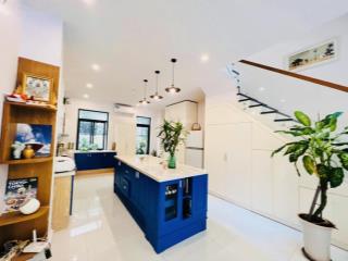 Nhà phố cần cho thuê gấp view công viên full nội thất giá 32tr/th.  0911 953 ***