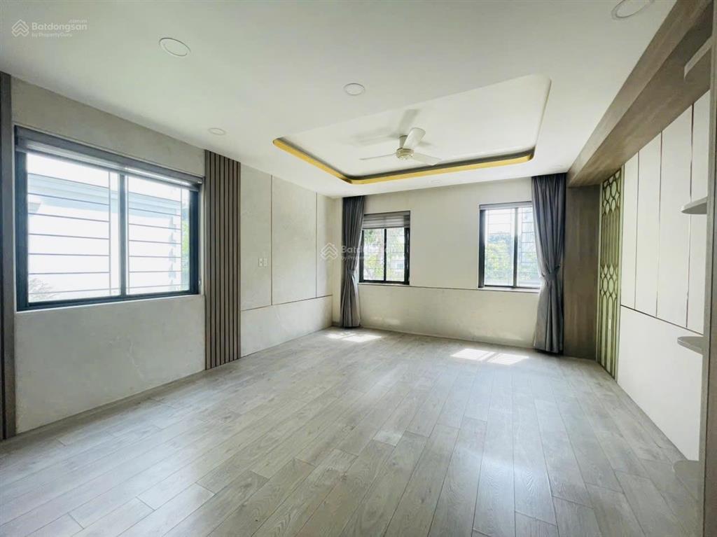 Cần cho thuê căn nhà phố 1 trệt 3 lầu 5x20m full nội thất.  0911 953 ***