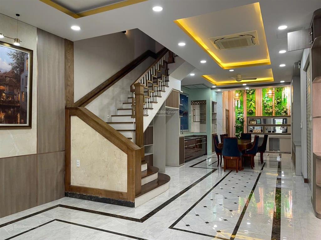 Cần cho thuê căn nhà phố 1 trệt 3 lầu 5x20m full nội thất.  0911 953 ***