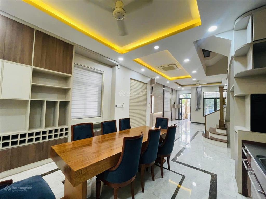 Cần cho thuê căn nhà phố 1 trệt 3 lầu 5x20m full nội thất.  0911 953 ***