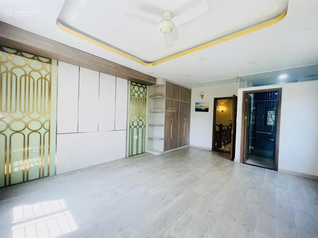 Cần cho thuê căn nhà phố 1 trệt 3 lầu 5x20m full nội thất.  0911 953 ***