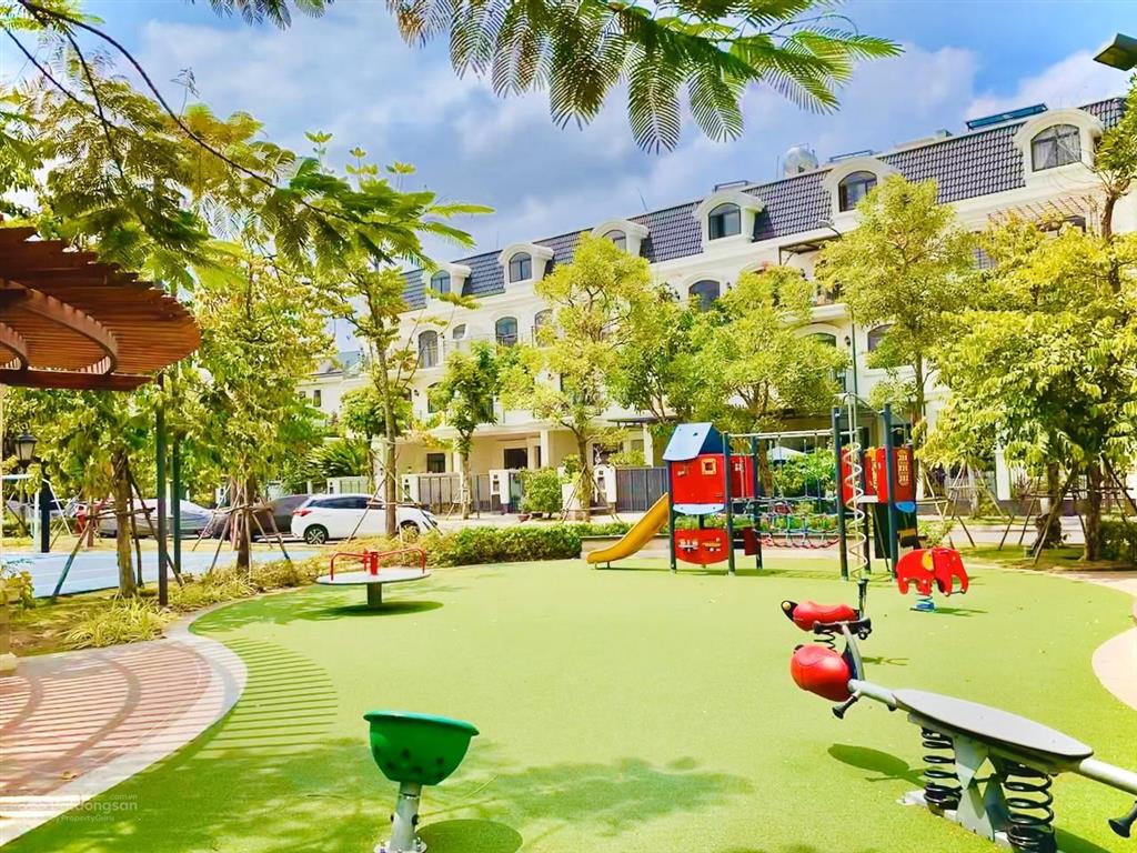 Cần chuyển nhượng gấp căn nhà phố lakeview city giá 17,5 tỷ.  0911 953 ***