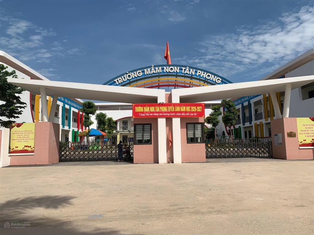 Anh chị em bán nhà 60m2 tân phong , nằm giữa khu dân cư ko vướng quy hoạch .