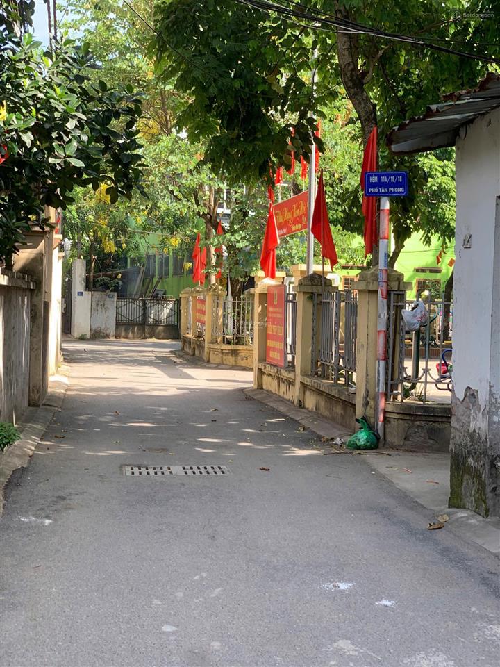 Anh chị em bán nhà 60m2 tân phong , nằm giữa khu dân cư ko vướng quy hoạch .