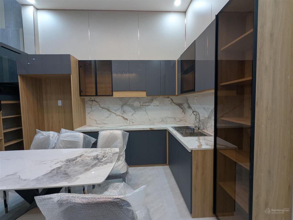 Nhà phố mới xây cực đẹp, nội thất đầy đủ, sổ hồng riêng, đường rộng thông thoáng