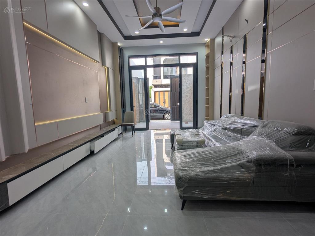 Nhà phố mới xây cực đẹp, nội thất đầy đủ, sổ hồng riêng, đường rộng thông thoáng