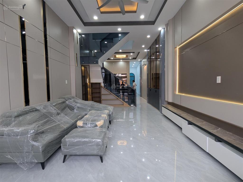Nhà phố mới xây cực đẹp, nội thất đầy đủ, sổ hồng riêng, đường rộng thông thoáng